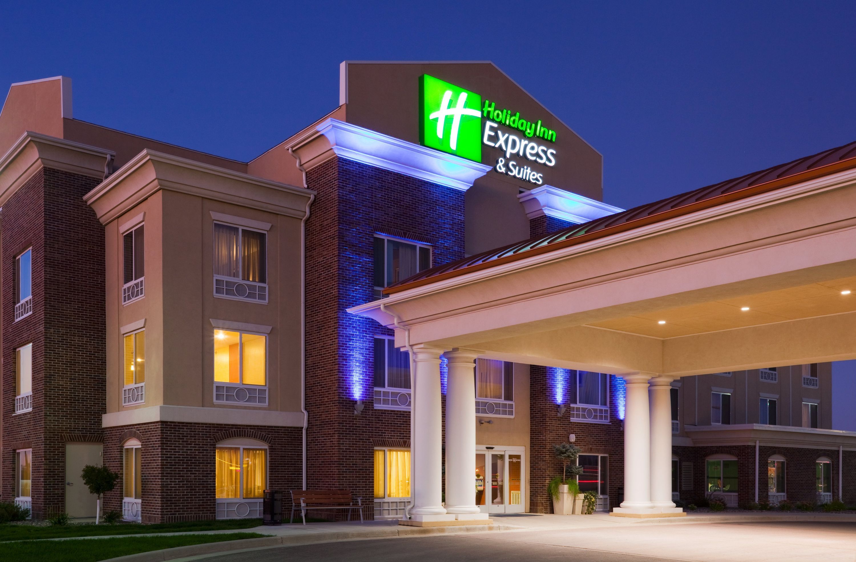Holiday Inn Express & Suites Minot By IHG - מינוט - בניין