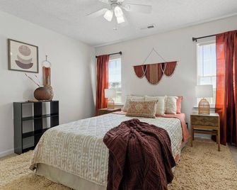 2-Bedroom Boho Oasis Townhome - Jacksonville - Schlafzimmer