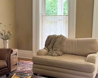 Charming Retreat steps from the Erie Canal - Albion - Living room
