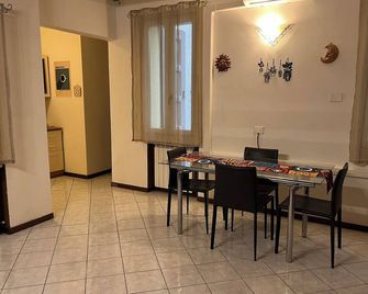 B&B Modonella - City Center Apartment - Módena - Comedor