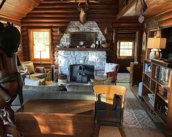 Gorgeous Catskills Log Cabin - Monticello - Living room