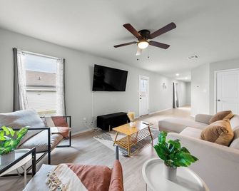 New Build! 3br - Near Lackland & Seaworld - سان انطونيو - غرفة معيشة