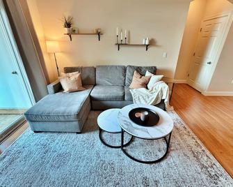 2br/2ba Perfect Getaway Central Condo In Renton - Renton - Living room