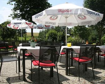 Gasthaus zur Linde - Taufkirchen (Erding) - Innenhof