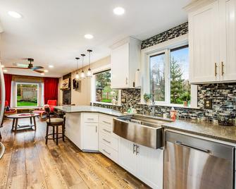 Cranberry Lake Getaway - La Conner - Kitchen