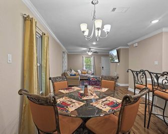 Peaceful Lake Escape, 2023 Construction, Walk to the Water, Front Porch Views - Woodville - Dining room