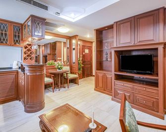 The Yorkshire Hotel - Sha Certified - Patong - Living room