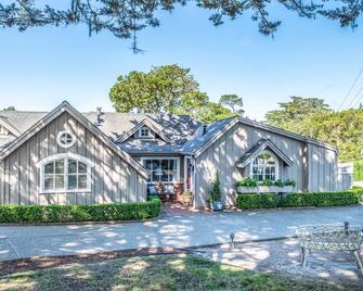 Sleeps 10 with 3 full bathrooms -Carmel, Peace of Heaven Family Vacation Home - Carmel-by-the-Sea - Building