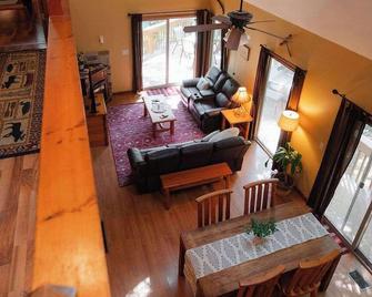 Cheerful Two Bdrm Cabin with Hot Tub & Pet Friendly - Lancaster - Obývací pokoj