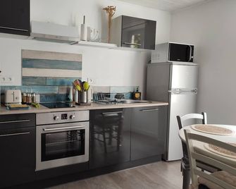 Les Insolites De Champeix - Saint-Floret - Kitchen