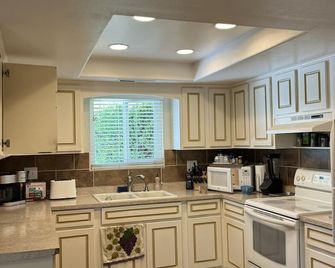 Family Sized home w/Pool, Pool table, ping pong & darts in a central location! - Atwater - Cocina