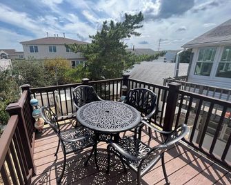 Short Term Rental: Charming 1-bedroom apartment in Seaside Park with WiFi, AC - Seaside Park - Балкон