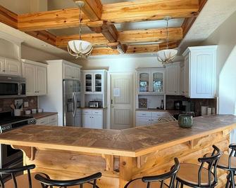 Beautiful 3-bedrm , 3.5 ba Log/Stone in Eminence MO. Will sleep up to 16 guests. - Eminence - Cocina