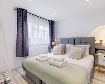 Bright 6 bedroom 3 bath house ideal for Pinewood Studios - Iver - Phòng ngủ