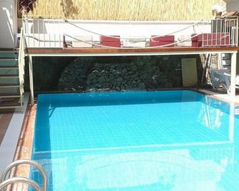 Sunrise Apartments - مارماريس - حوض السباحة