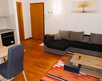 spazioso mini appartamento - Pieve di Soligo - Huiskamer