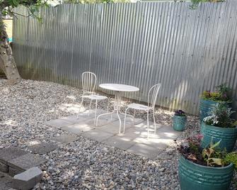 Cozy Guesthouse in Seattle, Sleeps 4+ Adults - Seattle - Patio
