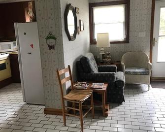 Farm Experience!brCountry!brRustic!br - Albemarle - Living room