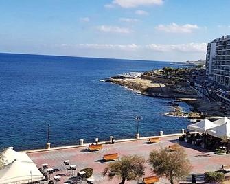 Roma Hotel - סליאמה - פטיו