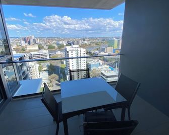Riverview 2BR Apt with pool and Parking Near Suncorp - Brisbane - Balcony