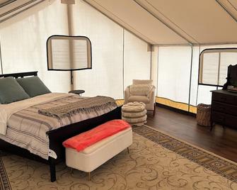 Mountaintop Glamping Tent at Growing Faith Farms - Moravian Falls - Habitación