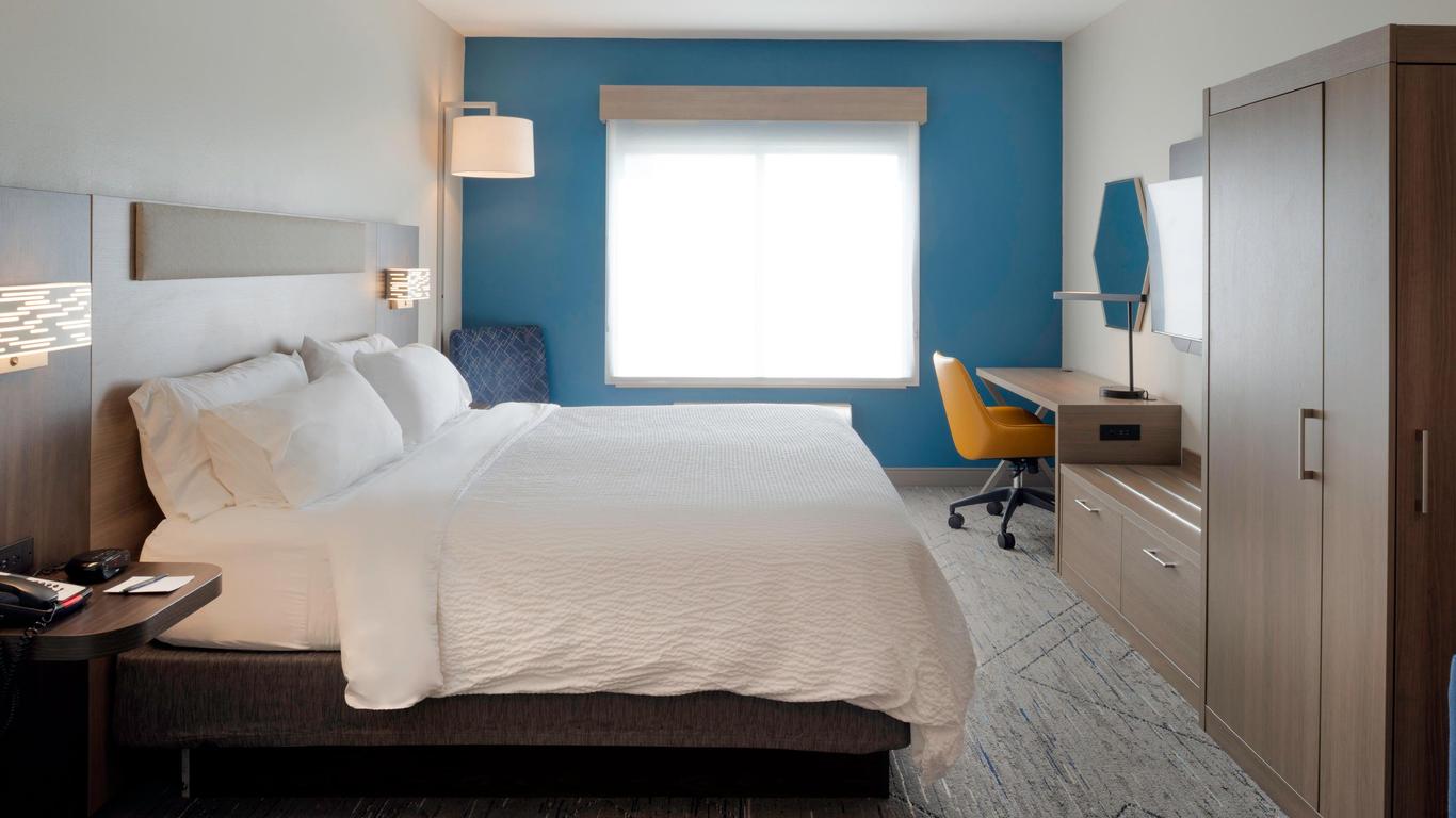 Holiday Inn Express & Suites Fort Atkinson By IHG