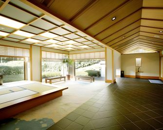 Menard Aoyama Resort: Wafukan Utatsu - Iga - Лоббі