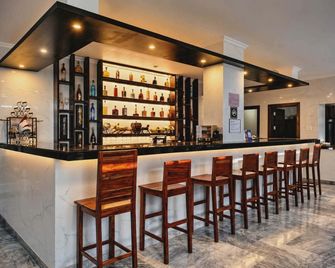 Villa Celestino's Bistro Breeze Hotel - Almeria - Bar