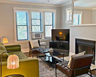 Smart & Stylish 2-Bedroom Unit - Chicago - Living room
