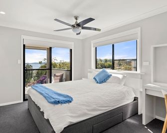 Family Retreat with water views at Corlette - Corlette - Habitación