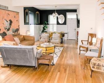 St. Charles Victorian Gem | Steps to Main Street - St. Charles - Living room