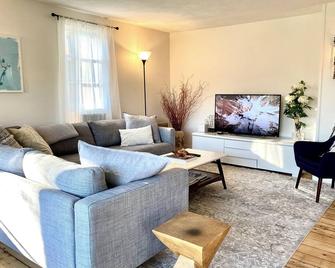 Pet-friendly Cottage at Historic Millbrook Farm Estate - Millbrook - Living room