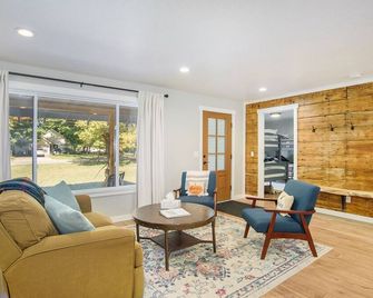 Modern & Spacious Holland home with a hot tub, pool table, fire pit and more! - Holland - Living room