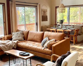 Casa Pondo Retreat - Springville - Living room