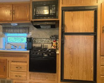 Cozy RV, New River and hiking trails nearby. Peaceful and quiet deer visits freq - Fayetteville - Cucina