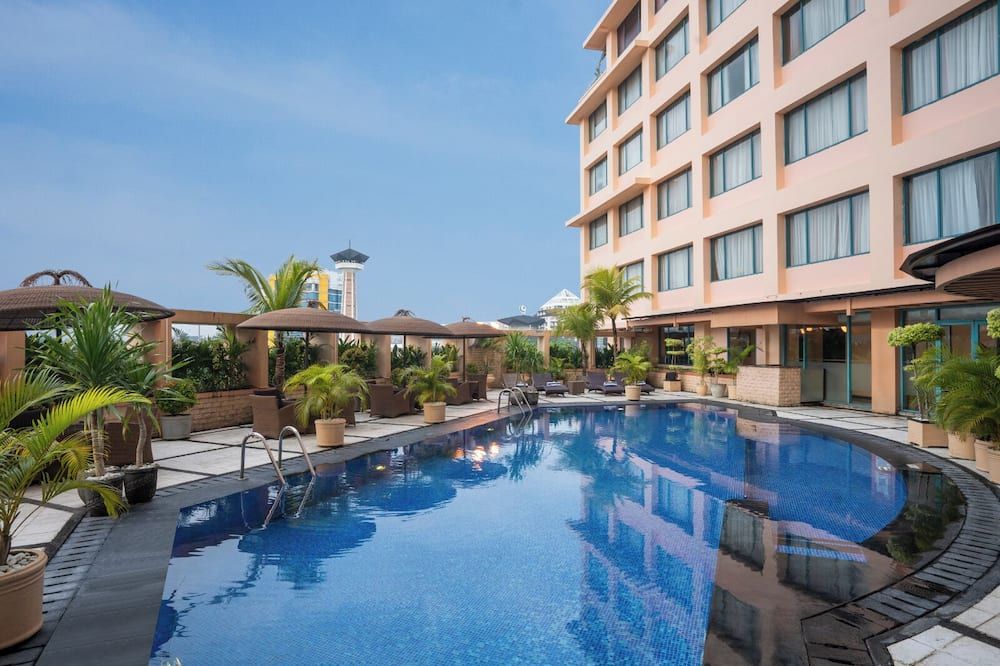 Hotel Ciputra Semarang - סמראנג - בריכה