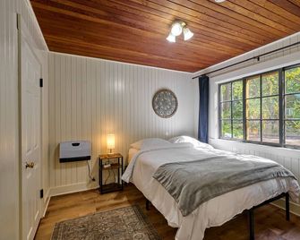 Cozy retreat, newly renovated with loft, hot tub, creek access, pet friendly - Rhododendron - Bedroom
