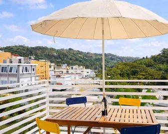 Casita Azul Boutique Stay in Heart of Barranquitas - Walk Downtown, AC + Balcony - Barranquitas - Balcón