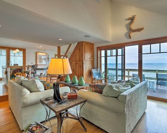 Lake Champlain Cottage w/ Private Deck & Fire Pit! - North Hero - Living room