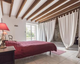 Large and beautiful family house. A very old, big and beautiful house - Guenrouet - Habitación