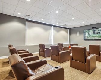 Stylish 1 BR Apartment w Movie Theater - Dale City - Lounge