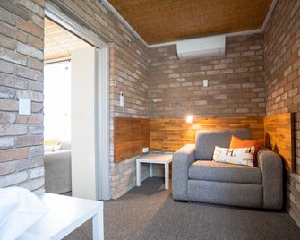 Farnham Court Motel and Restaurant - Morwell - Living room