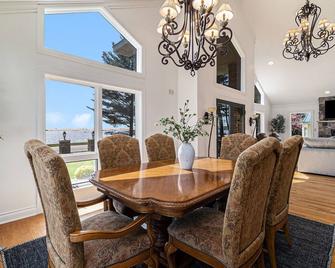 Upscale Lakefront Oasis: Private Dock, Dune Views, Firepit! - Mears - Comedor