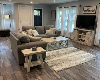 Lake House on the Island - Located in Central OHIO - Millersport - Living room