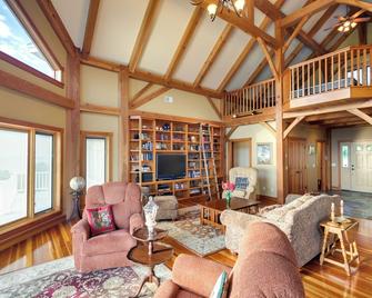 Waterfront Lake Champlain Home w/ Hot Tub & Sauna! - Saint Albans - Living room