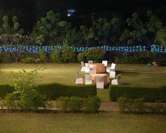 Sultanpur Resorts - Gurugram - Veranda