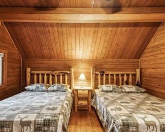 Lost Horse Lodge Double Queen Cabin 13 - Darby - Bedroom
