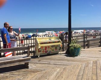 2-bedroom, Very Modern, Best Bargain, just 3 to 4 homes from the Beach - Seaside Heights - Beach