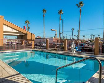 Days Inn by Wyndham Chula Vista/San Diego - Chula Vista - Pool