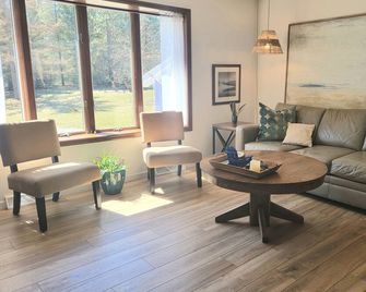 Charming 3-bedroom dog friendly home on 5 secluded acres in Two Rivers. - Two Rivers - Wohnzimmer